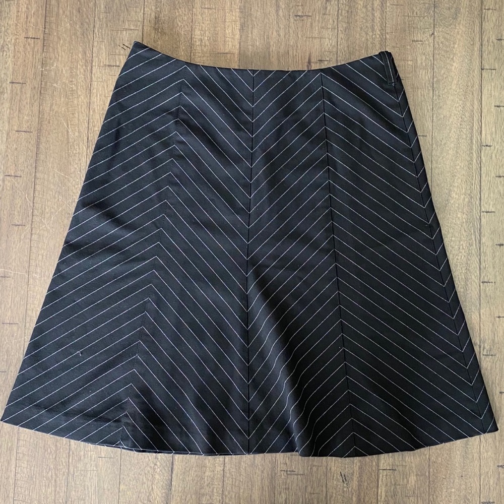 3/10 Beautiful fit chevron print black skirt